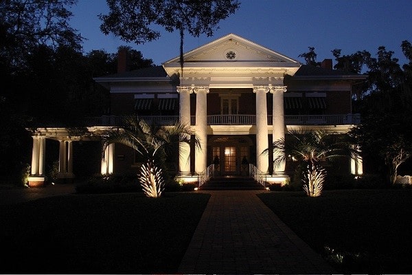 چراغ دیواری بیرونی شارژی 2/2 وات نور 3000K چه خصوصیاتی دارد؟