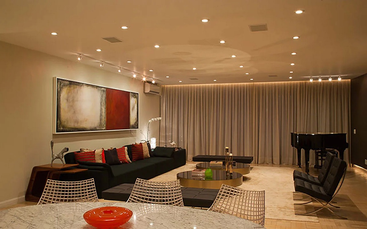 قاب هالوژن (Halogen bulb) یا همان لامپ هالوژنی، نوعی لامپ روشنایی است که از تکنولوژی هالوژن برای تولید نور استفاده میکند.