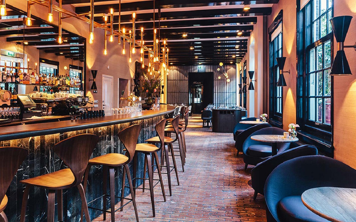 نورپردازی صحیح در رستوران، نه تنها به مهمانان احساس راحتی و آرامش میدهد، بلکه تجربه غذا خوردن را به یک سفر خاص در دنیای طعم و تجربههای جدید تبدیل میکند.