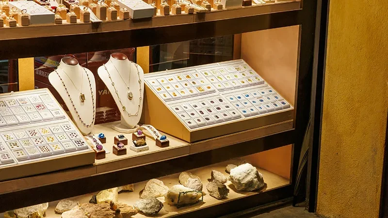 نورپردازی ویترین طلا فروشی